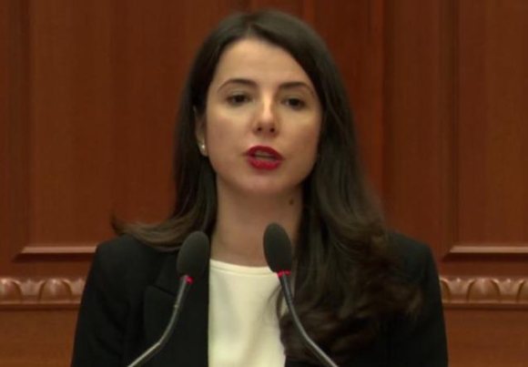 Adea Pirdeni bëhet ministre me portofol e Administratës Publike