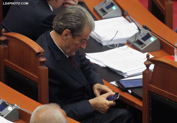 Berisha shfleton iPadin gjatë seancës plenare, teksa Kuvendi ishte në kaos