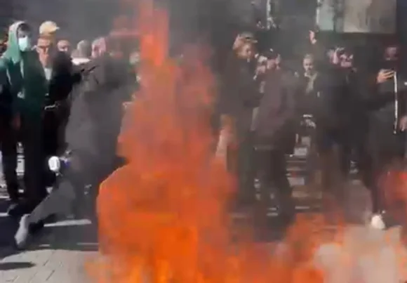 Deputetët e PD-së protestojnë para Kryeministrisë dhe djegin jastëkët e tryezës së dialogut