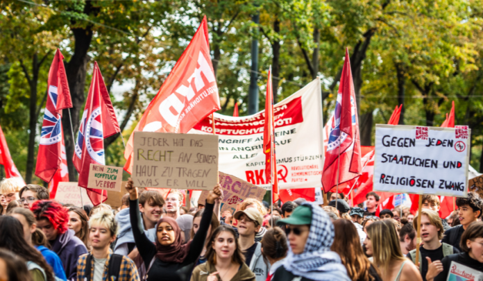 Mijëra studentë protestojnë në Vjenë kundër buxhetit për universitetet