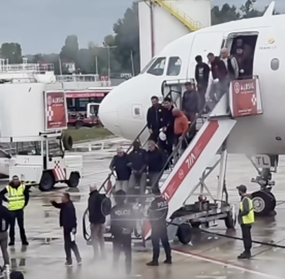 Persona me pranga zbresin nga një avion në Rinas; identiteti dhe destinacioni mbeten të paqartë