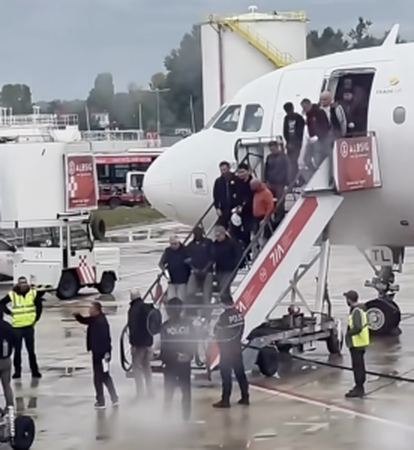 Persona me pranga zbresin nga një avion në Rinas; identiteti dhe destinacioni mbeten të paqartë