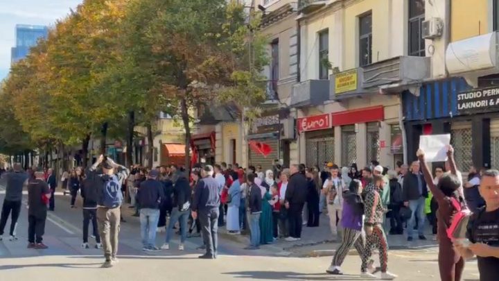 Protesta e PD-së nga Kryeministria drejt Ministrisë së Arsimit, me thirrje nga të rinjtë