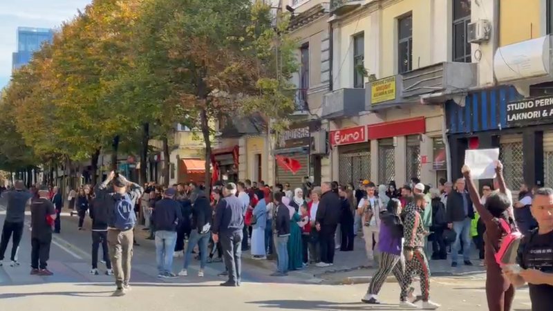 Protesta e PD-së nga Kryeministria drejt Ministrisë së Arsimit, me thirrje nga të rinjtë