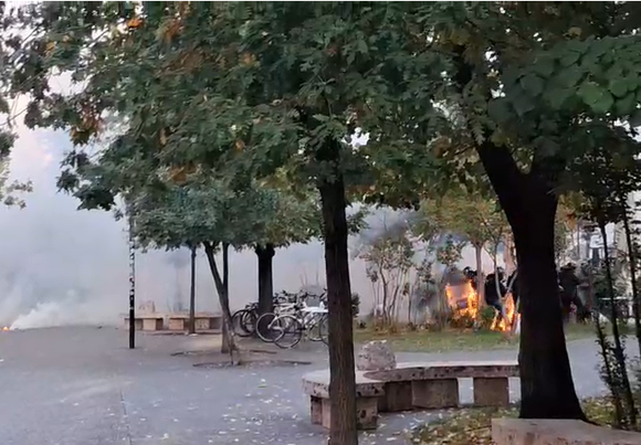 Protestuesit hedhin molotov pranë selisë së PS, zjarr përfshin një efektiv policie