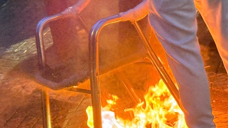 Tensione para Kryeministrisë pas një dite qetësie: hidhen molotovë dhe digjet një karrige